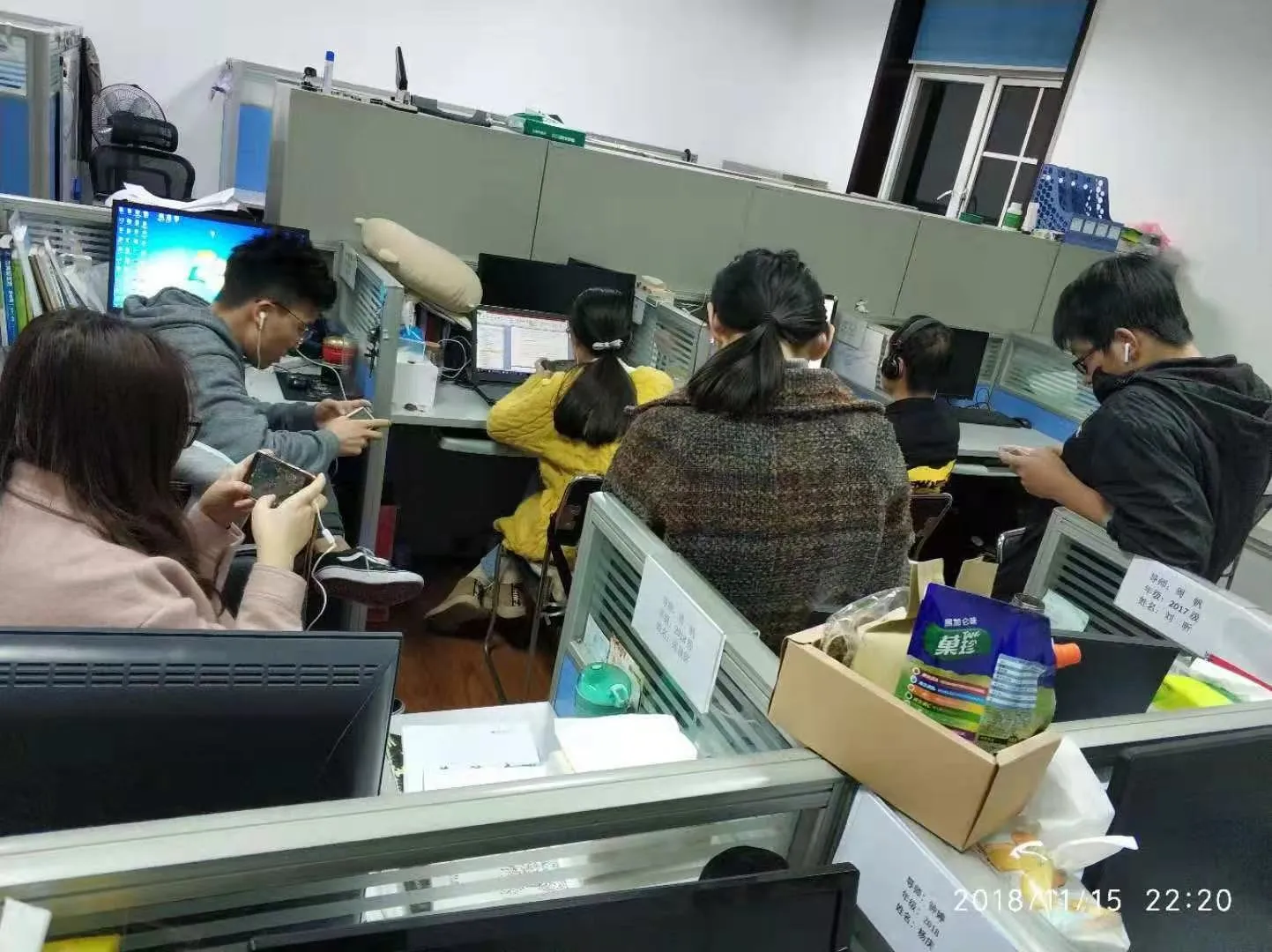 Honor of Kings night in the lab