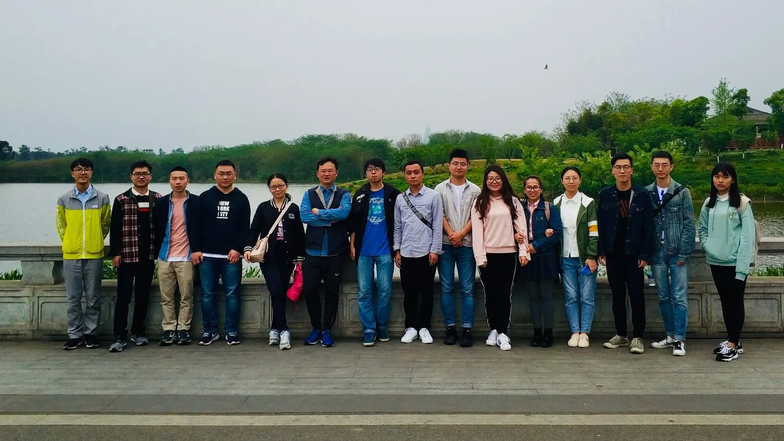 Lab outing to Qinglong Lake